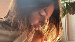 Ратаковски родилась 7 июня 1991 года в лондонском районе. Stolze Mama Emily Ratajkowski Teilt Ein Neues Stillfoto Promiflash De