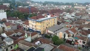 Perusahaan umum daerah air minum tirta raharja awalnya didirikan pada tahun 1926 dengan nama water leiding bedrijf, diperuntukkan memenuhi kebutuhan air bersih komunitas belanda di cimahi dan lembang. Ini Rumah Bupati Bandung Barat Tersangka Korupsi Kpk Republika Online