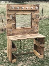 Rustic Lit Pallet Makeup Vanity 1001 Pallets Pallet Vanity Pallet Crafts Diy Pallet Projects