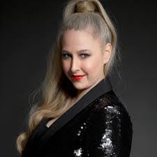 Sharon Kinder's Instagram, Twitter & Facebook