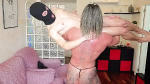 Utangaç zayıf kızın ilk profesyonel porno film deneyimi - porno izle