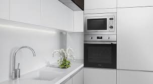 Risquer le look blanc des murs jusqu'aux meubles dans une cuisine blanche est un enjeu. Airlux Electromenager Pour La Cuisine