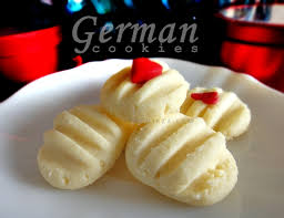 Hmm susah sikit tu, yelah biskut ni ada banyak jenis. Biskut Raya Paling Senang Sedap German Cookies