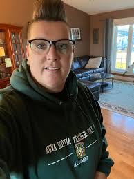 The sweatshirt guy is back, heads up 🙄