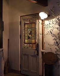 かっこいいアンティークドアを使って アクセント アンティークドア おしゃれ オシャレ かっこかわいい カッコカワイイ カフェ 工務店 人気 照明器具 入り口 デザイン ガラス 山の中 田舎 cafe shop antique アンティーク ドア インテリア ポップ ドアのデザイン