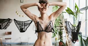 Portez votre robe en satin le jour comme la nuit avec des accessoires originaux et une veste en cuir. Lingerie Les Nouvelles Marques A Retenir