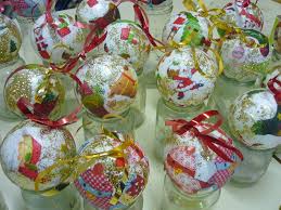 Fabriquez des boules de noël en ficelle. Boules De Noel Serviettage Sur Boules De Polystyrene Cm1 Cm2 Boule De Noel Deco Noel Maternelle Noel