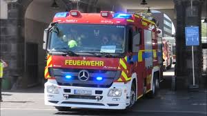 Nach der folgenschweren explosion im chempark von leverkusen haben die einsatzkräfte eine weitere eskalation der lage offenbar nur knapp verhindert. Reserve Fahrzeuge Werkfeuerwehr Chempark Leverkusen Ruckt Mit 8 Einsatzfahrzeugen Aus Youtube