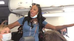 Toby wallace como campbell eliot, primo de allie y cassandra, hermano de sam, que exhibe rasgos psicópatas de personalidad. Flight To La Is Forced To Stop At Phoenix After Two Women Used Racist Slurs And Spat On Passenger Daily Mail Online