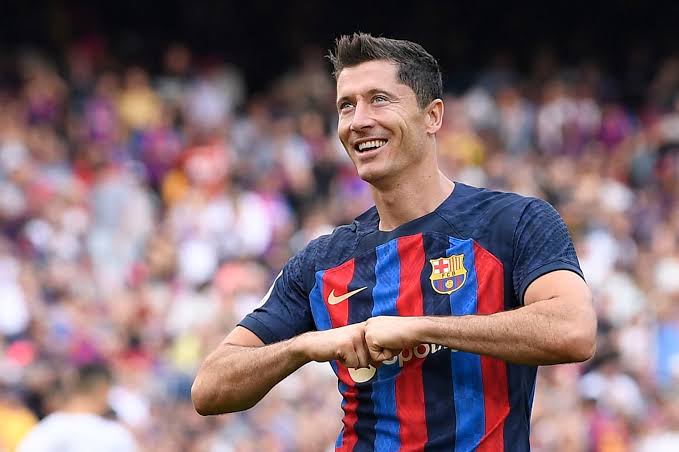ليفاندوفسكي يعود لتشكيل الرسمي لبرشلونة في مواجهة ريال بيتيس