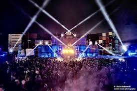 Awakenings festival is an electronic music festival held in spaarnwoude houtrak, just outside of amsterdam. Container Love Festival 2017 Die Sets Jeden Tag Ein Set