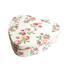 Cutie in forma de inima ce contine 1 orhidee alba , 3 frezii albe, 9 trandafiri rosii, accesorii. Cutie Metalica In Forma De Inima Vintage Roses Lovelydecor Ro