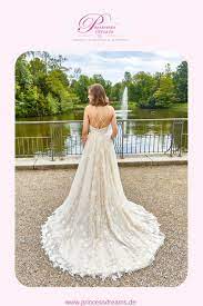 In italien tragen bräute einen schleier über dem gesicht. Brautkleid A Linie Mit Spitze Im Vintage Look Dieses Hochzeitskleid Von Lisa Donetti Hat Viel Spitze Und Eine Lange Schleppe Das Brautkleid Brautmode Braut