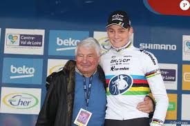 Wout van aert maakt indruk in zijn eerste tour, ook op raymond poulidor. Raymond Poulidor Et Son Petit Fils Mathieu Van Der Poel A L Occasion De La Coupe Du Monde Elite Hommes A Lignieres Le 17 Janvier 2016 C Pelipon Panoramic Purepeople