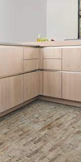 des facades sans poignees et une prise de main inox pour des lignes epurees tres nordiques cuisine schmidt facade cuisine cuisine bois