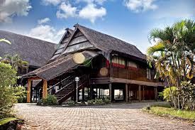 Keunikan yang ada pada rumah adat sulawesi selatan yang satu ini adalah bentuk atap seperti pelana kuda dengan ujung yang runcing. Rumah Adat Sulawesi Selatan Gps Wisata Indonesia