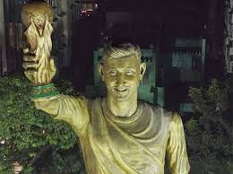 Messi Statue Unveiling: 70-Foot Tribute in Kolkata Draws Massive Crowd