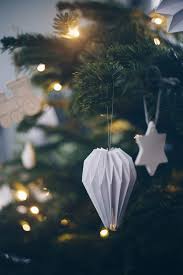 Weihnachtsbaumschmuck basteln macht nicht nur eine menge spaß, sondern beschert dir auch einen besonders individuellen tannenbaum. Diy Plissee Anhanger Falten Weihnachtsbaumanhanger Aus Papier