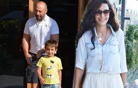 Binbir gece dizisinin çekimleri esnasında aşk yaşamaya başlayan bergüzar korel ve halit ergenç'in, ali isminde bir erkek çocukları bulunuyor. Ali Halit Ergenc In Kopyasi