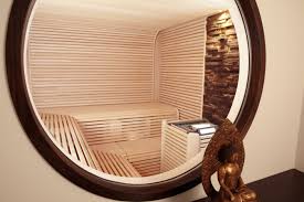 Ein Grosses Rundes Fenster Uber Dem Sideboard Ermoglicht Den Blick In Die Sauna Der Steinstreifen An Der Wand In Runde Fenster Inneneinrichtung Saunalandschaft