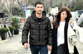 Birlikte rol aldıkları dizide tanışan kaan yıldırım ve ezgi eyüboğlu yıldırım, 2016 yılında nikah masasına oturmuştu. Kaan Yildirim Ezgi Eyuboglu Ikilisi Ilk Kez El Ele Goruntulendi