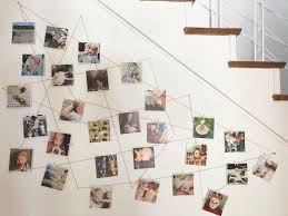 Diy Fotowand Fotos Von Der Familie Mit Wascheklammern Am Faden Befestigen Familienfotos Im Flur Oder Wohnzimmer Gan Diy Fotowand Fotowand Fotowand Gestalten