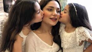 أثارت ابنة الفنانة ريهام حجاج حالة من الجدل على مواقع التواصل الاجتماعي، وذلك في أحدث ظهور لها. Ø±ÙŠÙ‡Ø§Ù… Ø­Ø¬Ø§Ø¬ ØªÙƒØ´Ù Ø­Ù…Ù„Ù‡Ø§ ÙˆØªØ­Ø°Ù Ø§Ù„ØµÙˆØ±Ø© Ø¨Ø³Ø¨Ø¨ Ø§ØªÙ‡Ø§Ù…Ù‡Ø§ Ø¨Ù‚ØµØ¯ ÙŠØ§Ø³Ù…ÙŠÙ† Ø¹Ø¨Ø¯ Ø§Ù„Ø¹Ø²ÙŠØ² Laha Magazine