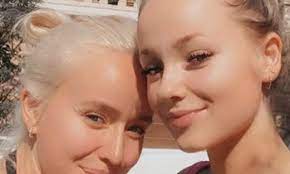 Sammy winward's shock announcement last month that she was calling time on her soap career stunned fans. Emmerdale Star Sammy Winward Stuns Fans With Snap Of Her Lookalike Daughter Mia Daily Mail Online