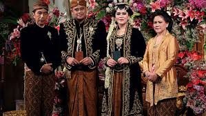 Selain pakaian resmi, ada juga beberapa pakaian pengantin adat dalam budaya jawa tengah. Alasan Kenapa Baju Pengantin Jawa Berwarna Hitam Padahal Kan Warna Berkabung Ya