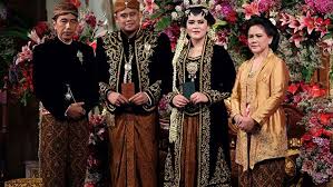 Redaksi media pastvnews.com, prosesi upacara pernikahan adat jawa komplit didalamnya ada prosesi sungkemban kepada orang tua. Alasan Kenapa Baju Pengantin Jawa Berwarna Hitam Padahal Kan Warna Berkabung Ya