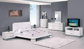 Adding the black and grey accents with the pillows, lamps and bedside table bring it all together to create this modern bedroom design idea. White High Gloss Finish Modern Platform Bedroom Set
