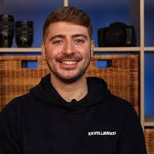 Elissa Allen's Instagram, Twitter & Facebook