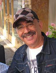 Şener şen, sanat hayatına i̇stanbul belediyesi şehir tiyatrolarında sahneye çıkarak başlar. Sener Sen Wikiwand