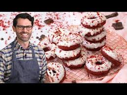 These Fast And Easy Red Velvet Donuts Are So Delicious I Guarantee You Ll Be Making Multiple Batches In 2020 Donut Recipes Red Velvet Donuts Moist Lemon Cake Recipe