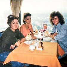 Çocukluk ve gençlik günlerinin bir kısmını geçirdiği almanya'ya 1978 yılında taşınmıştır. Demet Ozdemir Malaysia Su Twitter Hulya Duyar Hanim Looking So Pretty Sweet And Innocent Dogdugunevkaderindirir Hulyaduyar Sultanabla