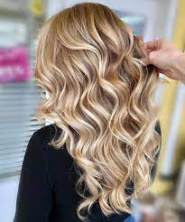 Blonde hair naturally reacts with sunlight and ultraviolet radiation to create subtle shades of color, from brown tones to warm skin tones have hints of peach, pink, or gold, and the skin tans easily and evenly. Warm Balayage Beach Hair Blonde Highlights Long Hair Dimensional Blonde Lived In Colo Warme Blonde Haare Balayage Haare Blond Strahnchen Blonde Haare