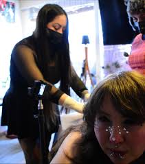 By: @angel.alanis.1088 Un poco del needleplay que le hice a @cyber__rexx  hace algunos días, durante mi visita a Chile 🇨🇱. Fue algo totalmente  improvisado lo de las agujas en el pecho ,