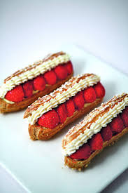 Eclairs Aux Fraises Par Ecole De Cuisine Alain Ducasse Recette Recettes De Cuisine Cuisine Desserts Sucres