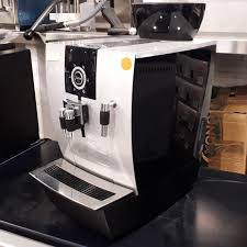 Symbole du raffinement et de l'élégance dans le monde des machines à café , jura propose des robots café haut de gamme (machine à café jura ena 8. Machine A Cafe Automatique Jura Impressa