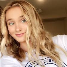 Molly Howell (@MollyHowell0)