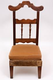 Genuflexório em madeira maciça em tom marrom claro (vin