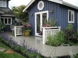 Schwedenblaues Gartenhaus Mit Grauer Terrasse Gartenhaus Holz Hauswand Gartenhaus