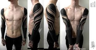 Top de las 10 mejores imágenes de diseños de tatuajes para los tatuajes en el hombro para parejas. Tatuajes Blackout Una Tecnica Para Tapar Antiguos Tatuajes