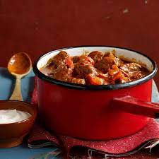 ungarisches gulasch mit sauerrahm rezept ungarisches gulasch gulasch lebensmittel essen