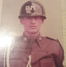 Mujer deambula totalmente desnuda en San Rafael de Alajuela. Por razones  que se desconocen esta mujer caminaba entre los vehículos sin ropa.