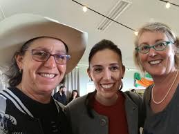 pohutukawa @pippacoom @GreaterAKL @kentslundberg LOL you silly person. Your  tone is so bitter, so self promoting. Since I shared my concerns about this  badly designed & over price road works the community