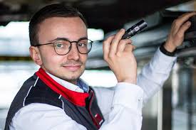 Mitarbeiter im Kfz-Prüfzentrum Winhöring