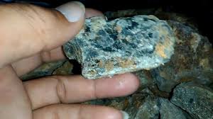 Pada dasarnya mineral mempunyai ciri khas bentuk kristal,. Ciri Dari Warna Batuan Yang Mengandung Emas Youtube