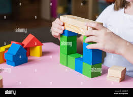 El Nino Recoge El Disenador Construye Una Casa De Cubos De Madera Juguetes De Materiales Naturales Ambientales Para Ninos Concepto De Cero Occidente Fotografia De Stock Alamy