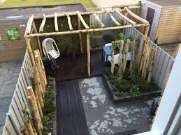 een pergola is een mooie aanvulling op je tuin afhankelijk van de plaats in de tuin en de vorm kan een pergola diverse functies tuin tuin ideeen tuin pergola